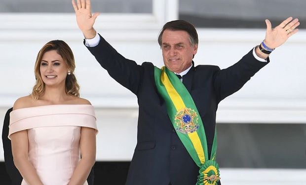Jair Bolsonaro junto a Michelle, su esposa, en el acto de asunción.
