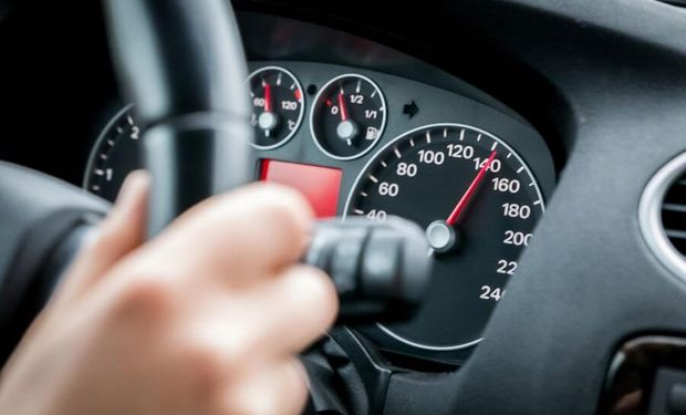 Quieren obligar el uso de limitadores de velocidad a 150 kilómetros por hora para los autos
