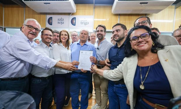 Governador, vice-governador, autoridades e lideranças celebram autorização para empreendimento sustentável - Foto: Vitor Rosa/Secom