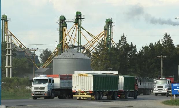Transporte de carga: fijan un aumento salarial del 61 % por seis meses a los camioneros