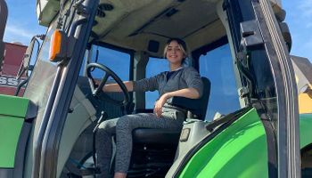 Abril: la adolescente enamorada del campo que maneja tractores desde los 12 años