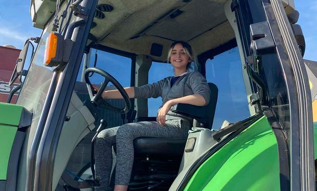 Abril: la adolescente enamorada del campo que maneja tractores desde los 12 años