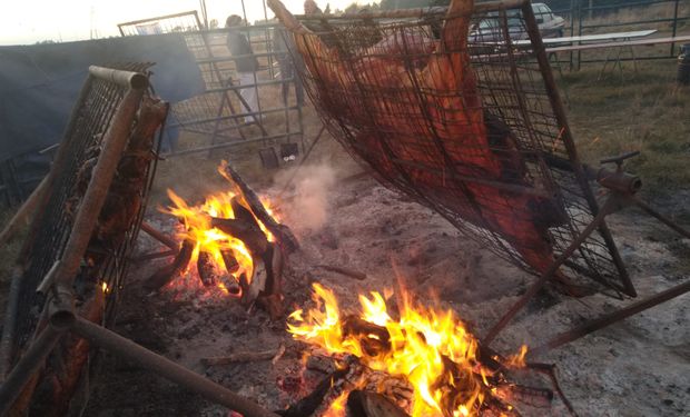 Asado gratis: la particular iniciativa de productores para protestar contra el cepo a la vaca "china"