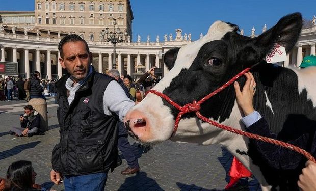 A bênção do Papa Francisco mostrou que o pontífice está solidário com a luta da classe que se tem redobrado em protestos em toda a Europa nas últimas semanas.