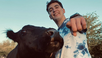 El influencer de la "vaca-perro": cómo se volvió una estrella Tik Tok desde un campo de Córdoba