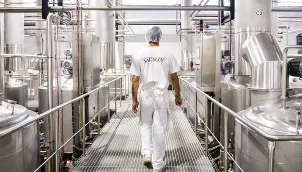 Linha de produção industrial de doce de leite na maior fábrica do mundo