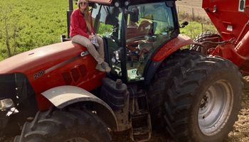 Es tractorista hace tres años y busca inspirar a más mujeres: "Confíen en ustedes mismas y háganlo con pasión", destaca y sueña con un equipo completo femenino
