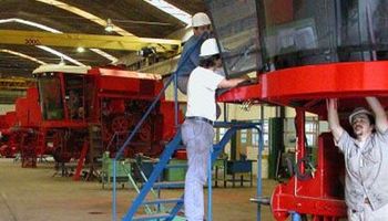 Por una demora de Venezuela, se frena el negocio de exportación de cosechadoras