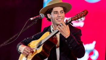 Canta desde los seis años, vendió la Play para grabar un disco y hoy recorre el país con su guitarra: el sueño criollo de Braian Simaldoni
