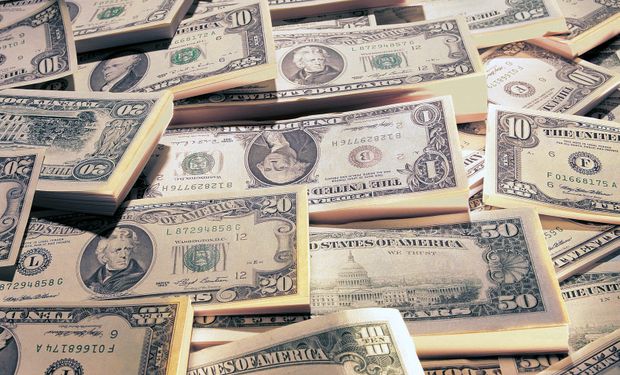 El dólar oficial bajó medio centavo a $ 5,725