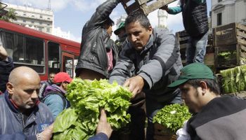 Productores hortícolas regalaron 20 mil kilos de verduras en Plaza de Mayo en protesta