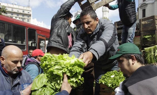 Regalaron 20 mil kilos de verduras en Plaza de Mayo.