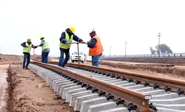 Con la llegada de los rieles y los durmientes de hormigón comenzó el montaje de las vías nuevas. También empezaron los trabajos de hormigonado de las vigas del puente.