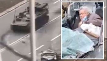 Video: un tanque ruso aplastó a un auto y el conductor sobrevivió de milagro