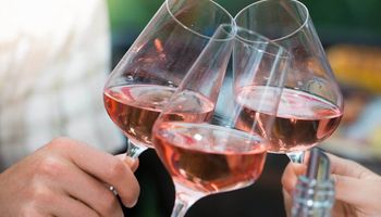 Creció un 12 % el consumo de vino rosado y se ganó un lugar en la mesa argentina