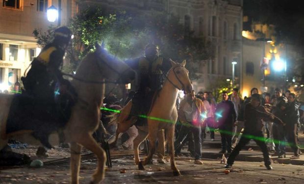 Policía montada arremete contra manifestantes en la plaza Independencia, en la que esta madrugada la gente seguía protestando. Foto: La Gaceta