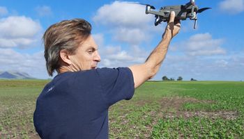 Empezó a usar drones hace 10 años y creó una plataforma agrícola que ya mapeó más de 800 mil hectáreas y puede dar una vuelta al mundo con los surcos analizados