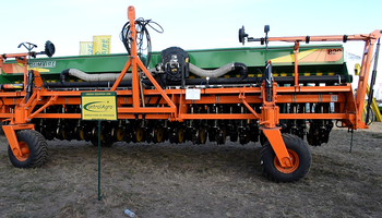 Dumaire presentó las novedades de la sembradora 820 con doble tren de siembra
