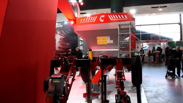 Crucianelli innova en fertilización y gana premio con la fertilizadora Raster Air