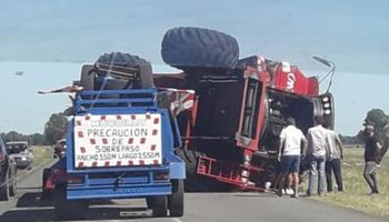 Volcó con una cosechadora y cortó el tránsito de una ruta