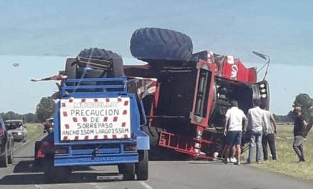 Volcó con una cosechadora y cortó el tránsito de una ruta