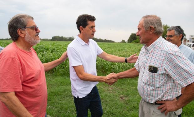 ¿Misión imposible? En formato candidato, Wado de Pedro se pone el traje de chacarero y busca generar confianza en el campo