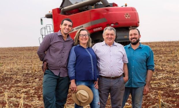 Marcos Redondo ao lado da família na fazenda em São Pedro do Turvo (SP). (Foto - Divulgação/Massey)