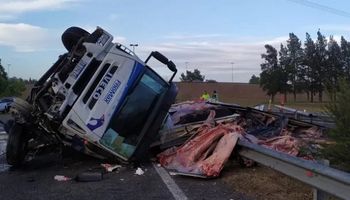Un camión con carne chocó y volcó en la en la autopista Ezeiza-Cañuelas