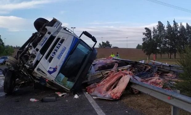 Un camión con carne chocó y volcó en la en la autopista Ezeiza-Cañuelas