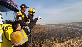 Investigan las causas detrás de un incendio que arrasó con 25 hectáreas de soja