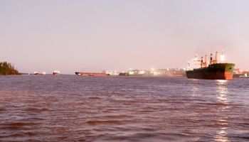 Los intendentes de San Lorenzo y Puerto General San Martín podrían recibir una denuncia penal por impedir la carga de buques