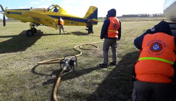 Aviones agrícolas se suman a combatir el fuego en las islas del Delta del Paraná