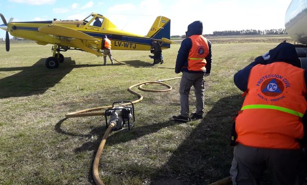 Aviones agrícolas se suman a combatir el fuego en las islas del Delta del Paraná