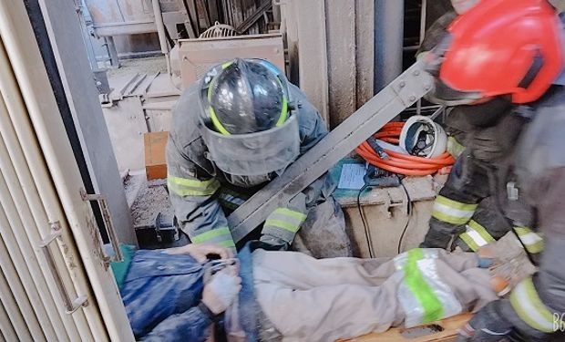 Desde adentro: así fue el rescate de los operarios atrapados tras el derrumbe del silo en Bunge