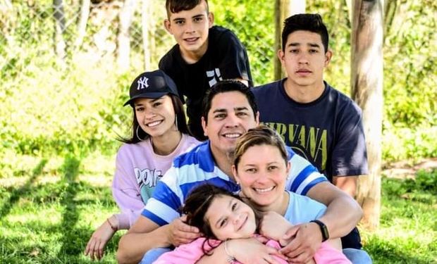 Joana junto a sus cuatro hijos y su esposo.