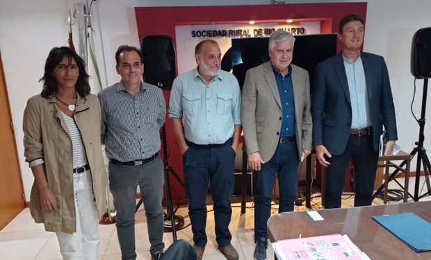 Legisladores junto a la conducción de la Sociedad Rural de Río Cuarto