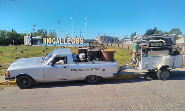 Inventó un “DeLorean” que funciona con basura y ya recorrió 5000 kilómetros