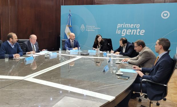 Representantes de la industria láctea junto al secretario de Agricultura, Matías Lestani y la ministra de Economía, Silvina Batakis