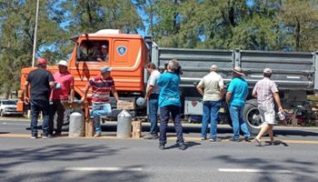 Tamberos entrerrianos protestan en la ruta y regalan leche: exigen medidas para superar la sequía y el dólar soja