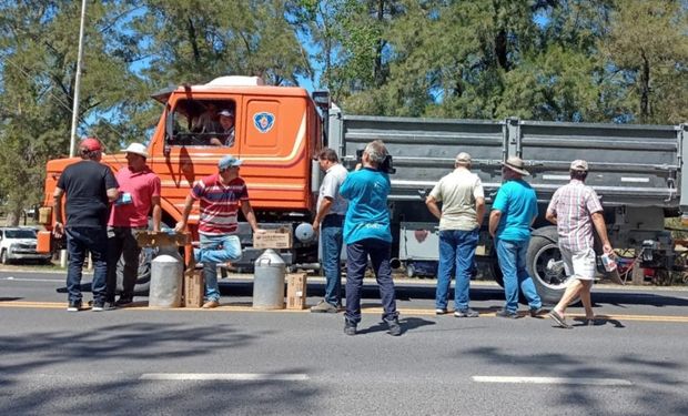 Tamberos entrerrianos protestan en la ruta y regalan leche: exigen medidas para superar la sequía y el dólar soja