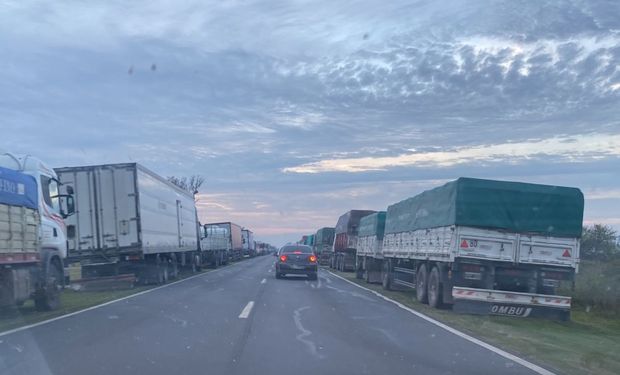 Transportistas lanzan un paro de 24 horas y cortan los principales accesos a los puertos