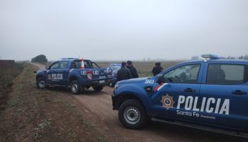 En un camino rural de Santa Fe: encuentran un cuerpo con disparos y una capucha en la cabeza
