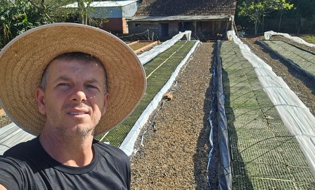 "Não há hoje nem logística para trazer material, tudo está alagado e inundado", disse o produtor Giovane Weber