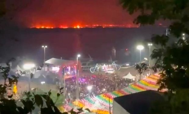 Incêndio de grandes dimensões divide imagem com Festa Junina no MS