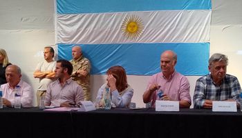 Bullrich visitó a los productores inundados: se anunció más maquinaria, 1900 millones de pesos y obras en la Cuenca del Salado