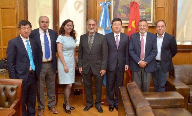 Aportes técnicos del Senasa en el encuentro entre el ministro de Agricultura, Luis Basterra y el embajador chino en nuestro país, Zou Xiaolin.