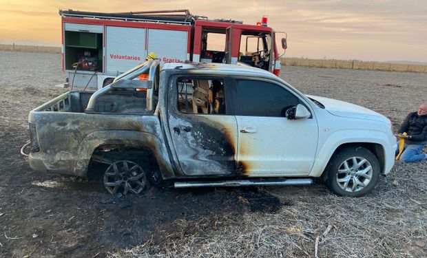 Córdoba: se le incendió la camioneta nueva en el intento por ayudar a un vecino