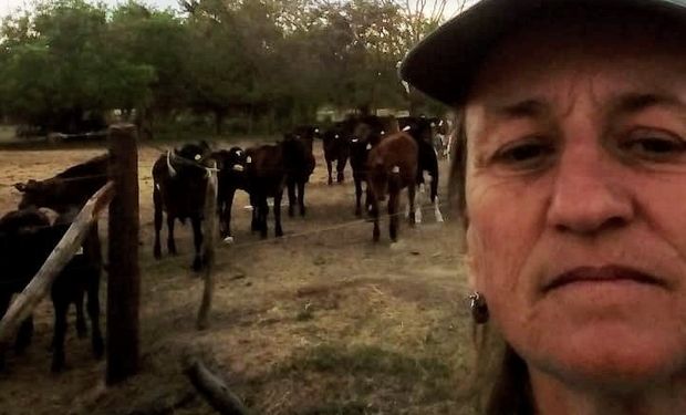 Bettina trabaja en un tambo en un campo a 12 km de Colonia Belgrano.