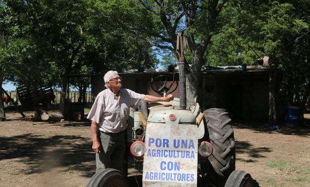 El cartel que se encuentra al frente del tractor lo acompañó en las distintas manifestaciones que se originaron con la "famosa 125".