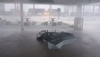 “Cola de tornado”: fuerte temporal arrasó con galpones y estación de servicio en el sudeste de Córdoba